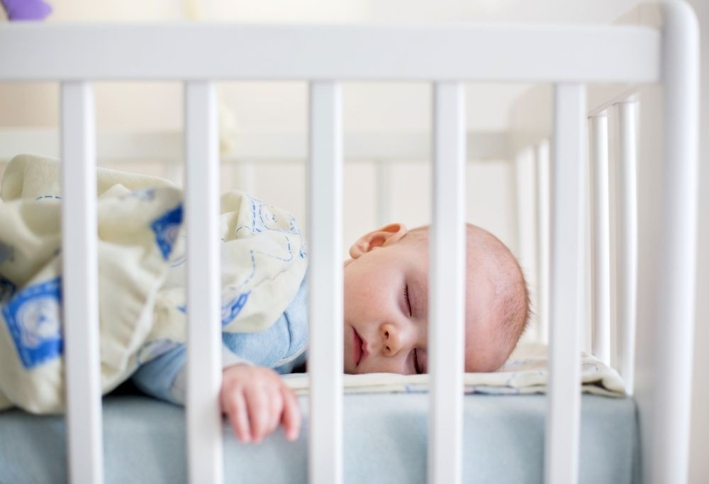 Jak nauczyć dziecko spać we własnym łóżeczku?